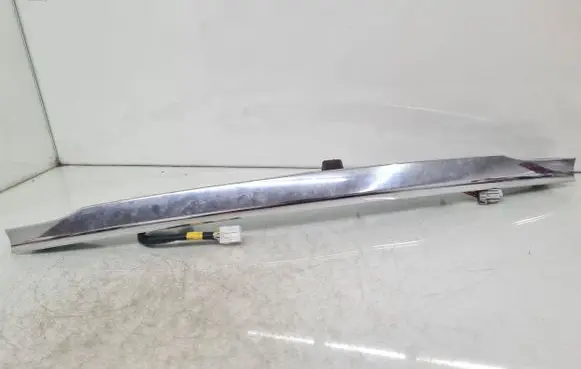 Trunk door license plate light bar