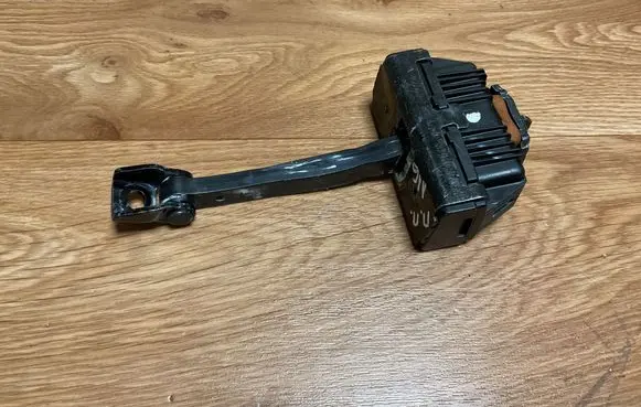 BMW 5 E60 E61 Front door check strap stopper 7176804