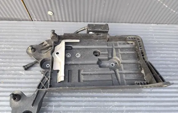 Volkswagen Golf VII Battery tray 5Q0915331K