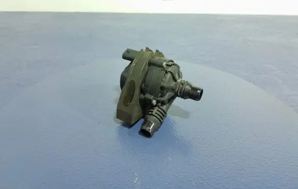 BMW 1 F40 Water pump 9470972
