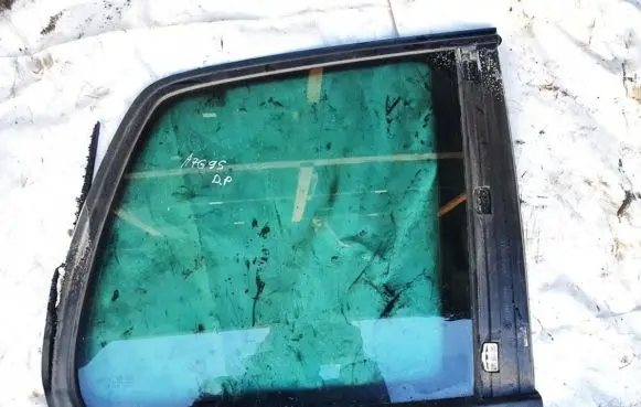 Volkswagen Touran I Rear side window