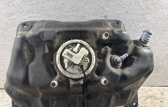 Toyota Yaris Fuel tank 771000D221 771000D330