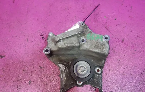 Opel Zafira B Engine mounting bracket 55210531