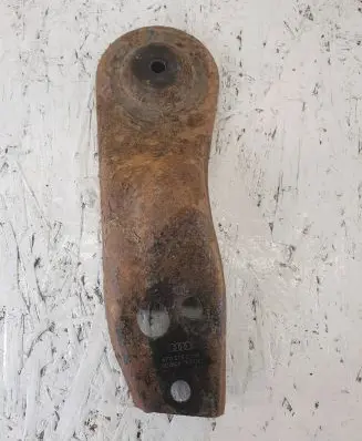 Engine mounting bracket