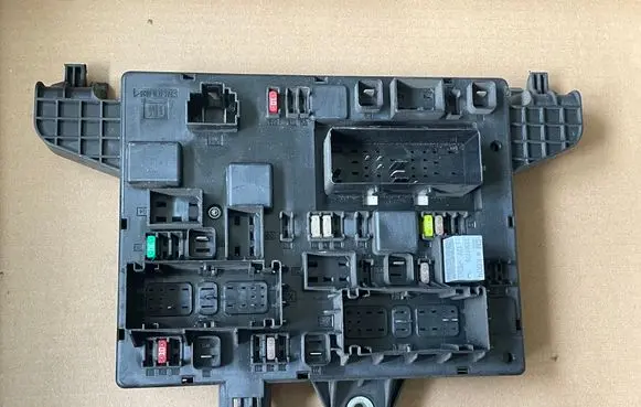 Opel Astra J Fuse module 13368651