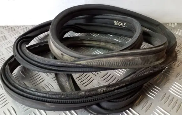 Mitsubishi Grandis Trunk rubber seal (body) 
