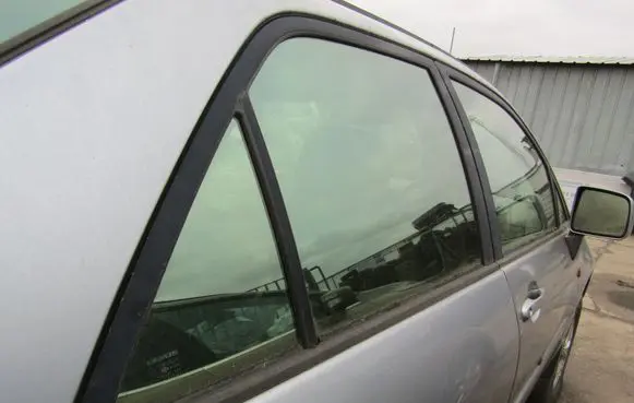 Cadillac SRX Rear side window 