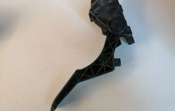 Accelerator throttle pedal