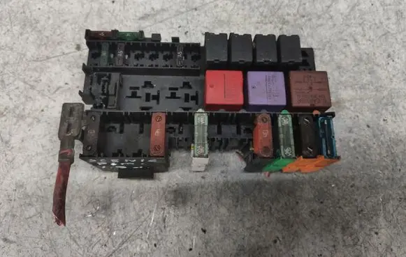 Renault Scenic I Fuse module 7703497782A