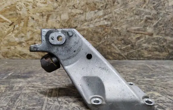 Lexus LS 460 - 600H Engine mounting bracket