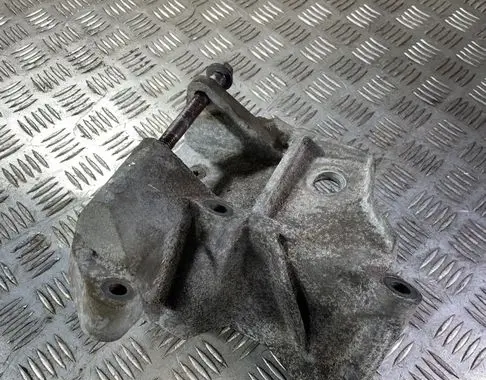 Volvo XC70 Engine mounting bracket 6G926F030BA 30681951