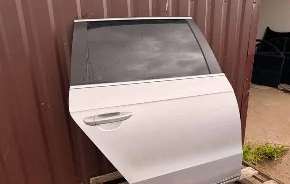 Volkswagen PASSAT B7 Rear door LA7W