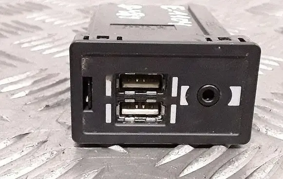 Lexus CT 200H USB socket connector 8619076040