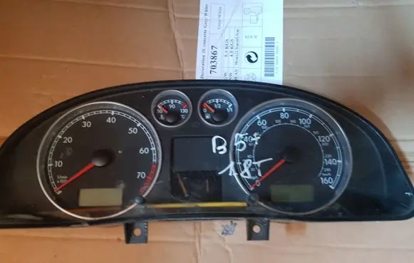 Volkswagen PASSAT B5.5 Speedometer (instrument cluster) 3B0920925