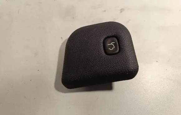 Tailgate opening switch