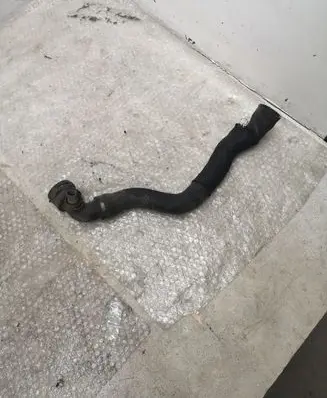 Volkswagen Touareg I Engine coolant pipe/hose