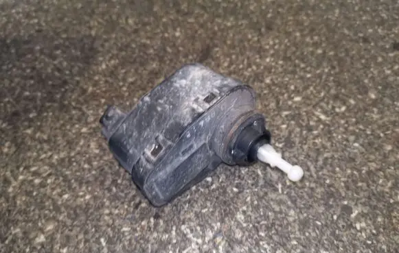 Volkswagen Golf III Headlight level adjustment motor 0307851347 1H0941295A
