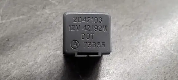 Peugeot 406 Fuel pump relay 2042103