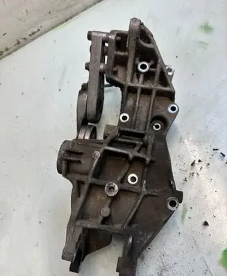 Volkswagen PASSAT B5 Engine mounting bracket 058145523D