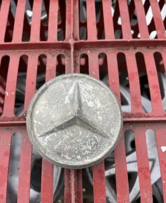 Mercedes-Benz W123 Original wheel cap 1074000025
