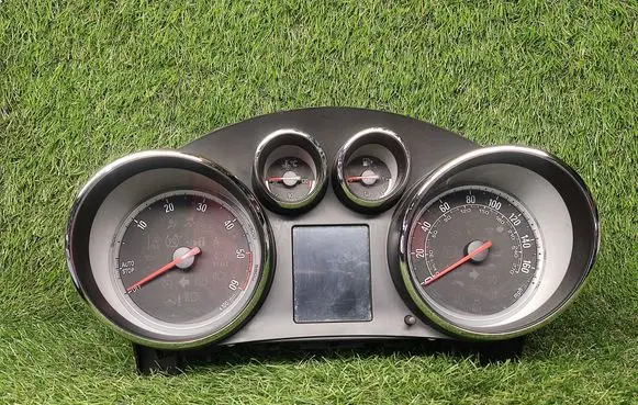 Opel Astra J Speedometer (instrument cluster) 13355688