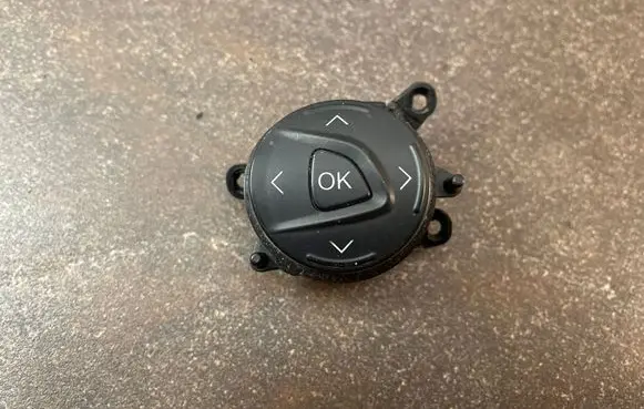 Steering wheel buttons/switches