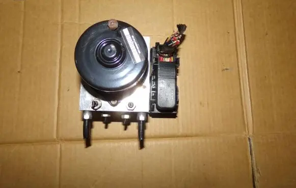 Volvo V50 ABS Pump 4n512c405eb