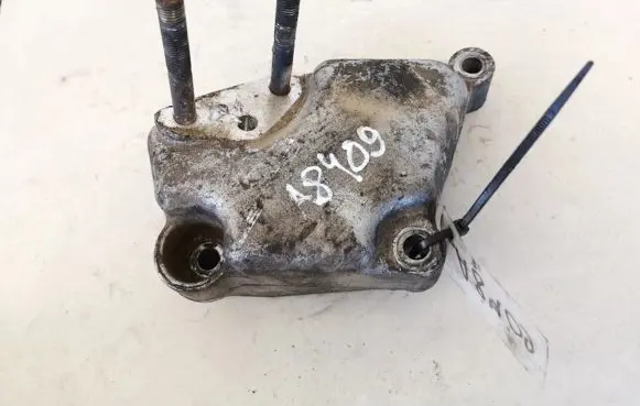 Mitsubishi Carisma Engine mounting bracket