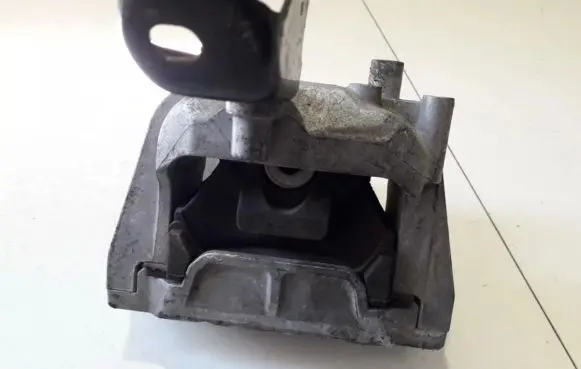 Volkswagen PASSAT B6 Engine mount bracket 1K0199262CE