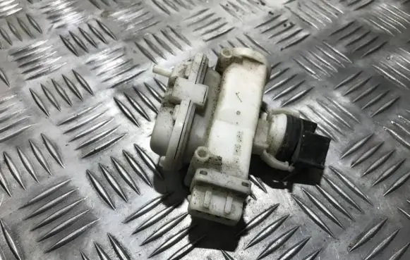 Volkswagen PASSAT B3 Central locking vacuum pump 357862153