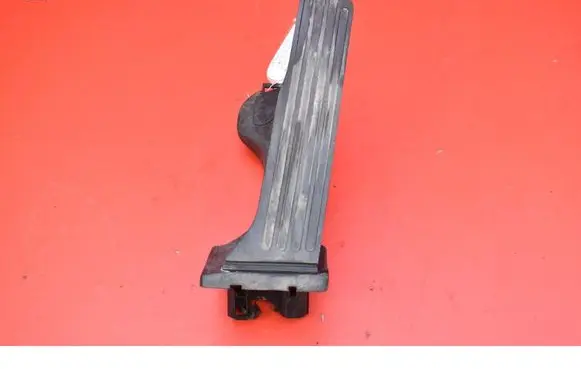 Accelerator throttle pedal