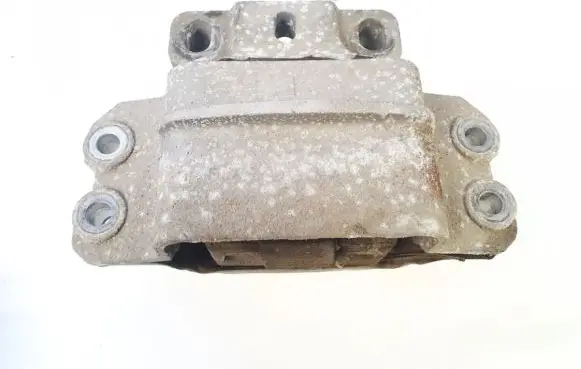 Volkswagen Golf V Engine mount bracket