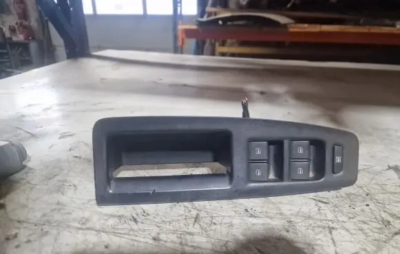 Volkswagen Polo IV 9N3 Electric window control switch