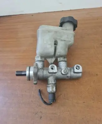 KIA Carens II Master brake cylinder