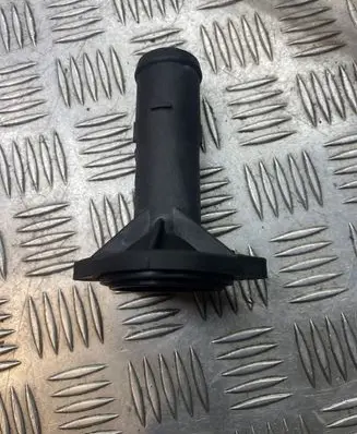 Volkswagen PASSAT B6 Engine coolant pipe/hose 038121121