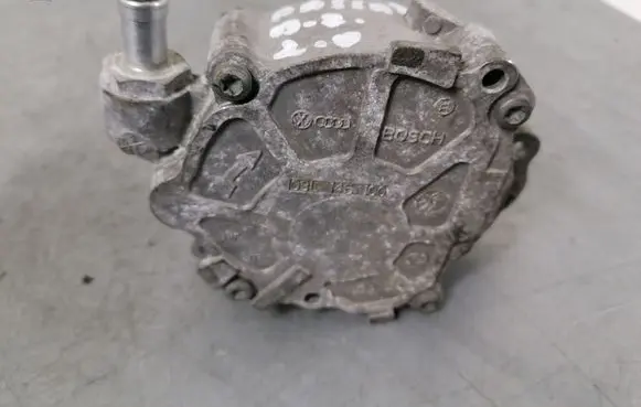 Volkswagen PASSAT B7 Vacuum pump 03L145100F