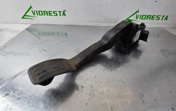 Accelerator throttle pedal