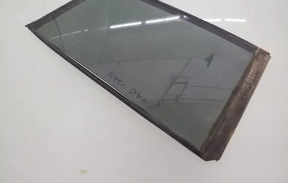 Mitsubishi Pajero Rear vent window glass 