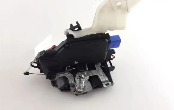 Volkswagen Golf V Rear door lock 7L0839016D