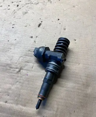 Volkswagen PASSAT B5.5 Fuel injector 038130073AL