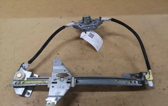 Rear door manual window regulator
