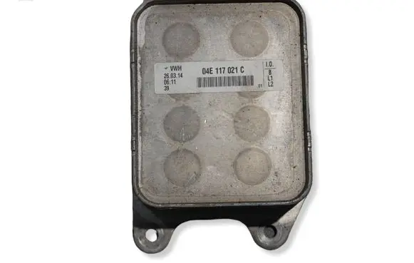 Volkswagen PASSAT B8 Engine oil radiator 04E117021C