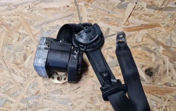 Audi A6 S6 C5 4B Rear seatbelt 4B5857805 U0J55123 8D0857727