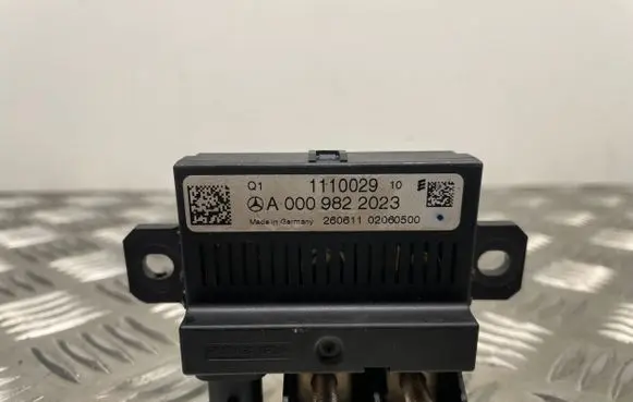 Mercedes-Benz C W204 Charging relay A0009822023