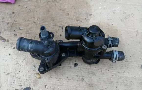 Skoda Octavia Mk2 (1Z) Thermostat/thermostat housing 03C121121D