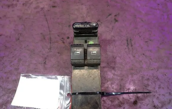 Skoda Octavia Mk2 (1Z) Quarter vent window switch 