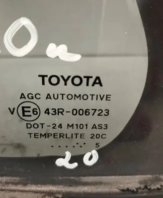 Toyota Avensis T270 Rear vent window glass 6818905070