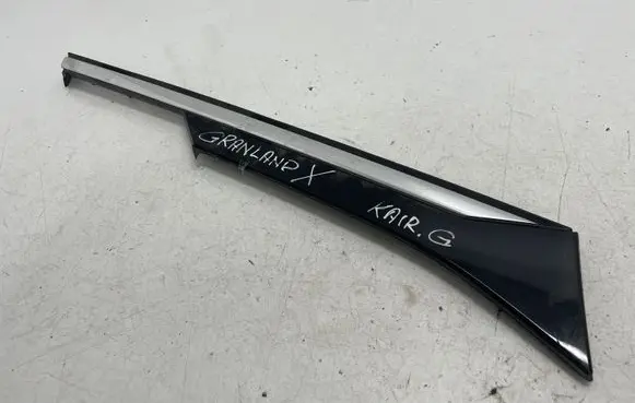 Rear fender molding trim