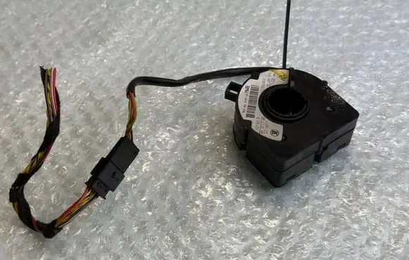 BMW 5 E39 Steering angle sensor 6760232 37146760232