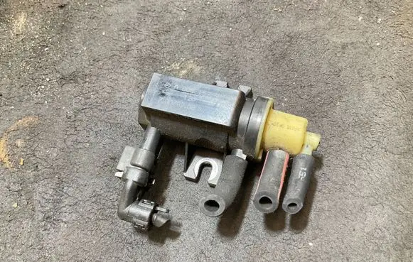 Mercedes-Benz C W204 Turbo solenoid valve A0091533128 11T098 70078208